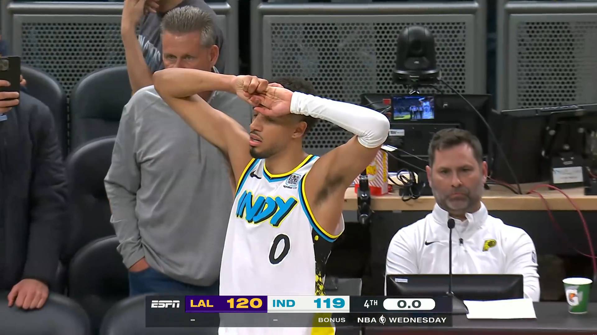 ipad版-湖人压哨绝杀羽毛球队，全场沸腾！经典一战再现传奇